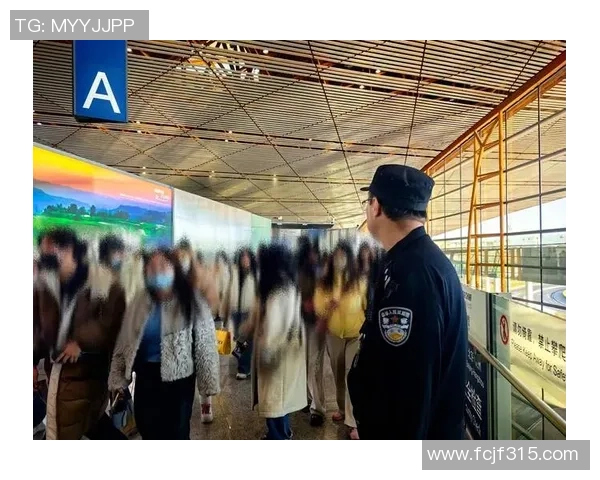 机场工作人员偶遇足球明星引发粉丝热议现场气氛火爆