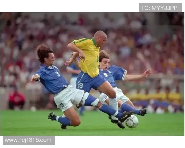 最近比赛中表现突出的足球明星们的精彩瞬间与赛场魅力分析